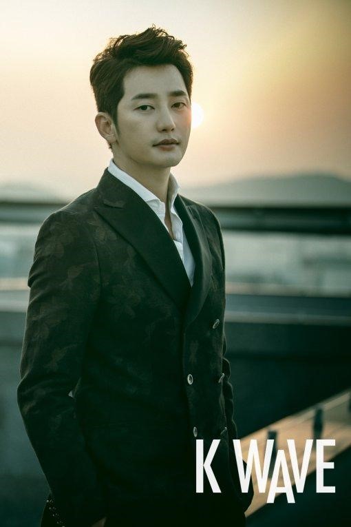朴施厚登杂志封面 西装写真展型男魅力【组图】
