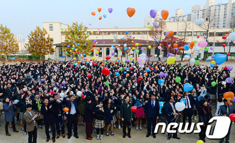 韩国高考即将拉开帷幕 学弟学妹为前辈祝福祈愿(组图)