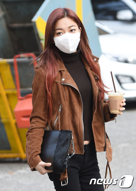 f(x)宋茜“上班路”霸气十足 郑秀晶口罩遮脸略显疲惫【组图】