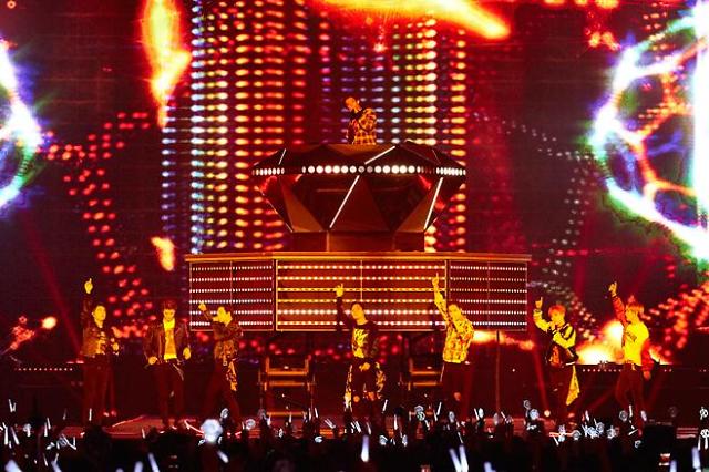 EXO东京小巨蛋热力开唱 吸引14.5万歌迷到场【组图】