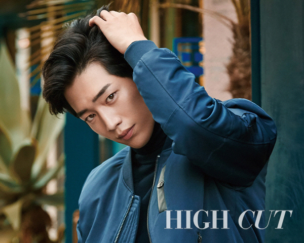 徐康俊牵手女模特拍CP写真 透露新剧拍摄情况