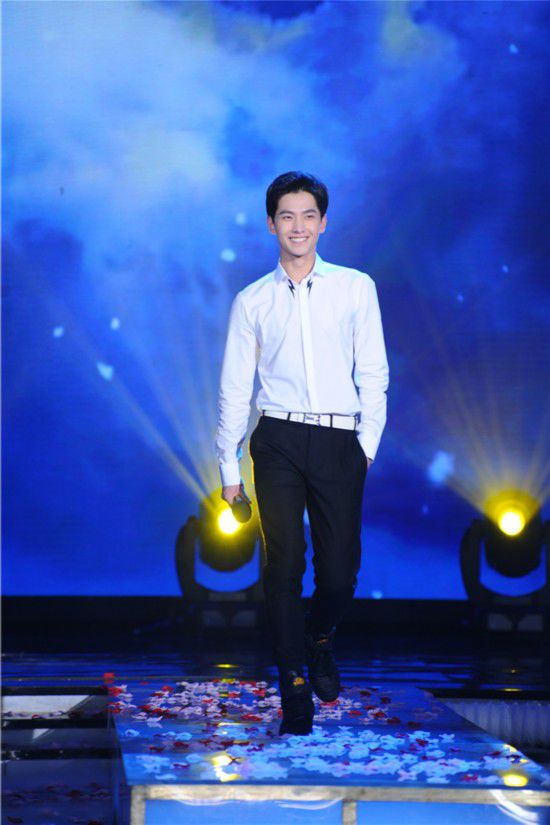 吴亦凡王凯霍建华杨洋 白衬衫男星哪款是你的菜？【组图】