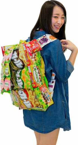 日韩女生流行自制零食背包。
