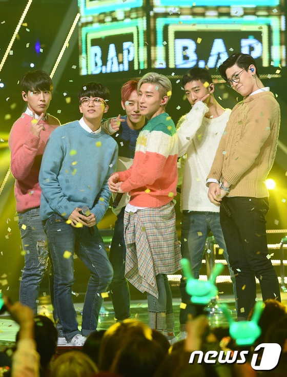 EXID携最新单曲回归舞台 hani穿皮衣性感爆棚【组图】