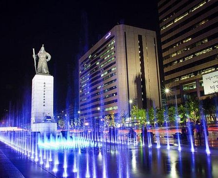 光化门广场夜景 （图片来源：韩国网络）