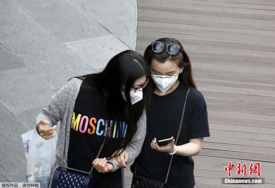 资料图：当地时间2015年6月8日，韩国，民众戴口罩防止感染中东呼吸综合征(MERS)。  