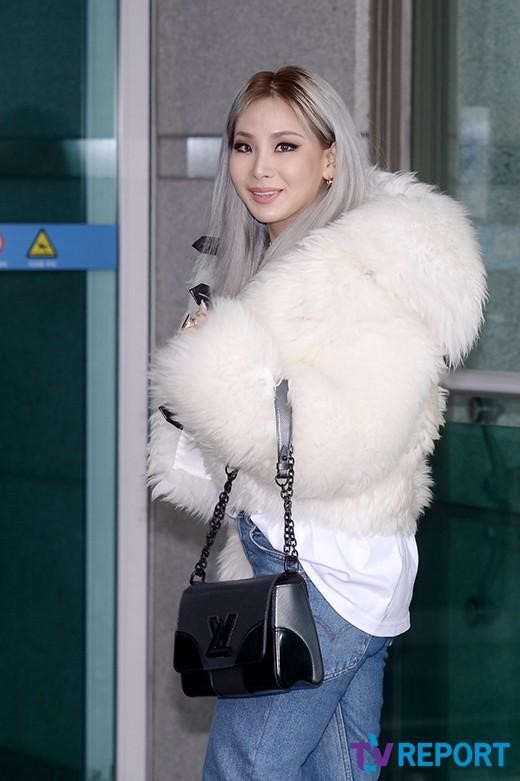 2NE1队长CL现身机场飞新加坡 银发穿皮草女王范十足【组图】