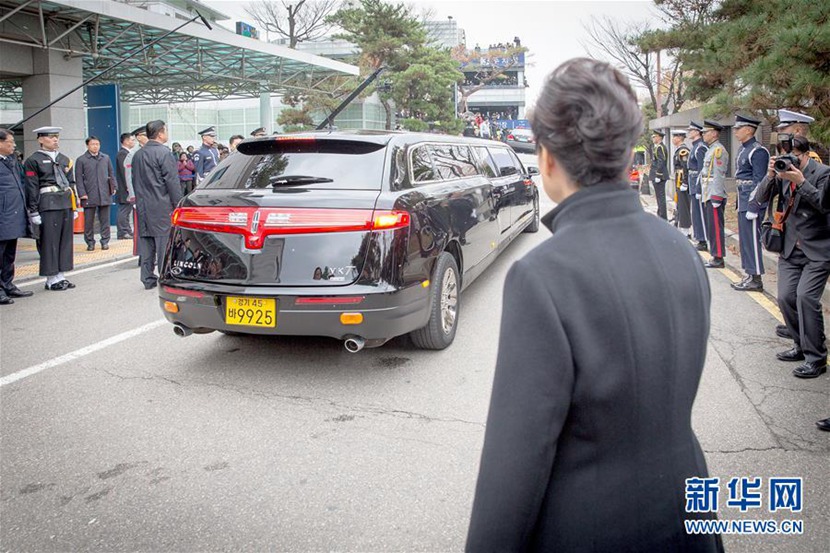 韩国总统朴槿惠慰问已故前总统金泳三遗属