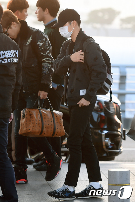 EXO与少女时代泰妍同现身机场 前往香港参加2015MAMA颁奖典礼【组图】