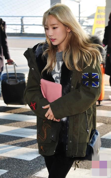 EXO与少女时代泰妍同现身机场 前往香港参加2015MAMA颁奖典礼【组图】