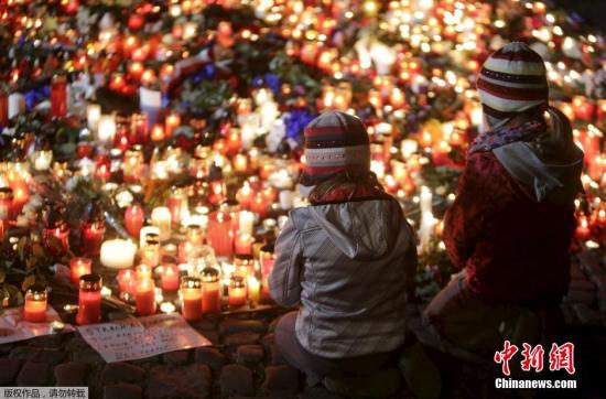 朴槿惠赴巴黎恐怖袭击事发地 向遇难者献花致哀（图）