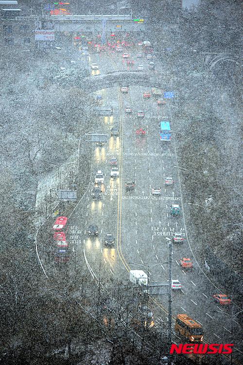 3日，首尔迎来降雪。图为南山1号隧道一带的道路。 （图片来源：newsis）