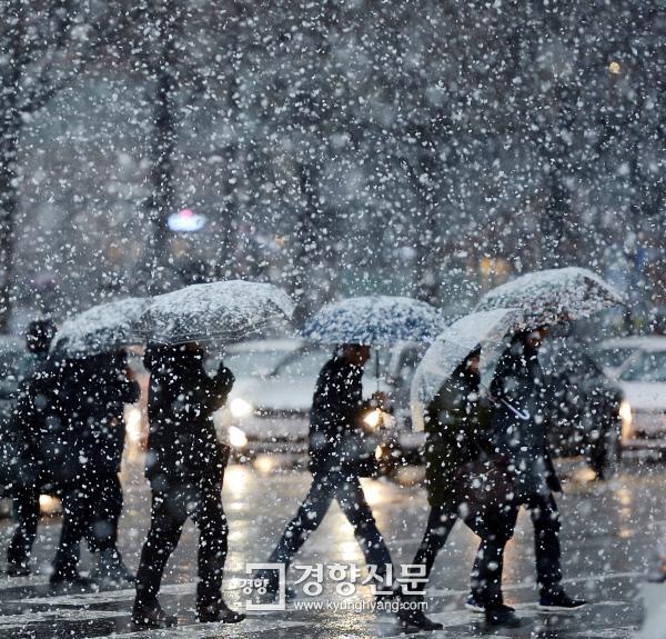 首尔普降大雪 韩国多地发布大雪警报【组图】