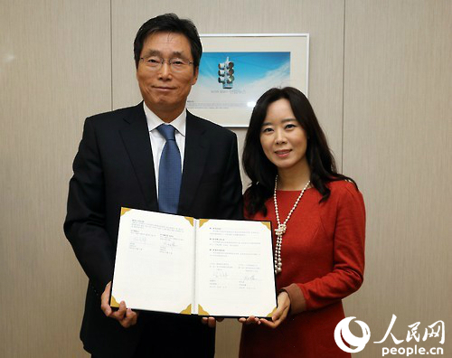 韩联社常务理事沈寿和（左）与人民网韩国公司总经理周玉波（右）出席了签约仪式。 张悦 摄