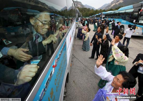 当地时间10月26日，第20次韩朝离散家属团聚活动结束，韩方离散家属与朝方亲属在朝鲜金刚山共进午餐后，于下午通过陆路返回韩国。