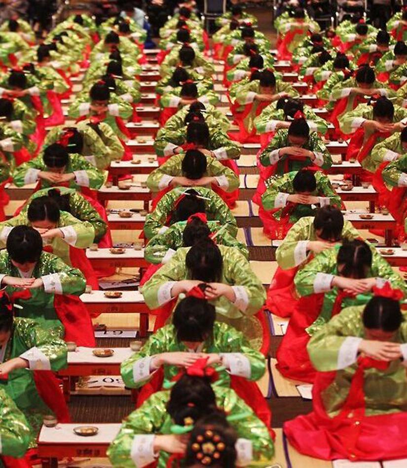 韩国600名高中女生穿传统服装参加成人礼(组图)