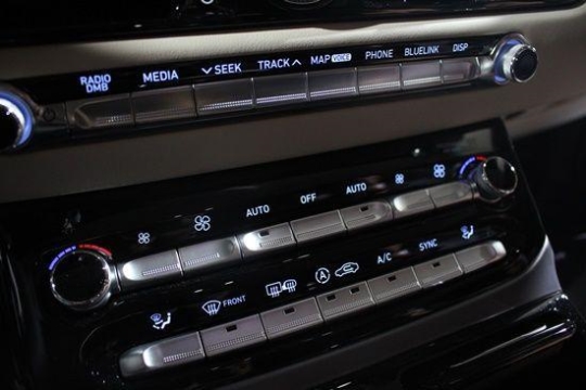现代Genesis顶级轿车EQ900面世 预定量已超万辆【组图】