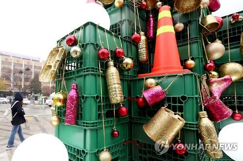 韩国首尔现独一无二废品“圣诞树” 实用环保获点赞【组图】