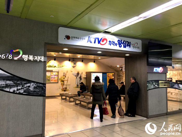 韩国热播系列电视剧《请回答》掀起的复古风吹进了首尔往十里地铁站。 王昱祺 摄