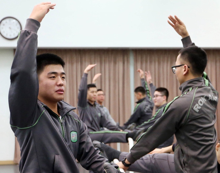 韩国为士兵开设芭蕾舞课 缓解其心理压力【组图】