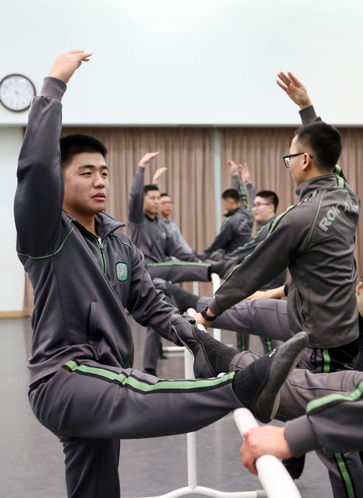 韩国为士兵开设芭蕾舞课 缓解其心理压力【组图】