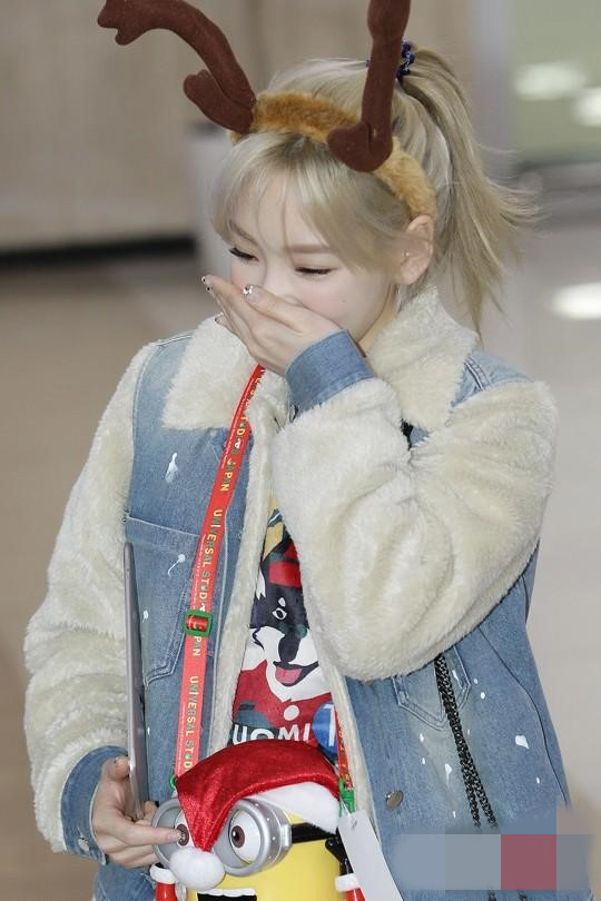 少女时代圣诞装扮现身机场 允儿泰妍甜笑暖心