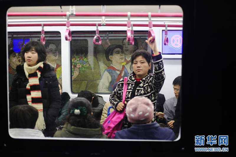 在朝鲜首都平壤的凯旋地铁站，乘客乘坐新建造的地铁列车（1月6日摄）。新华社记者朱龙川摄