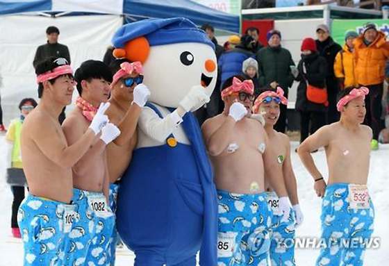 韩国江原道举办“裸体马拉松” 参加者不惧严寒全力开跑【组图】