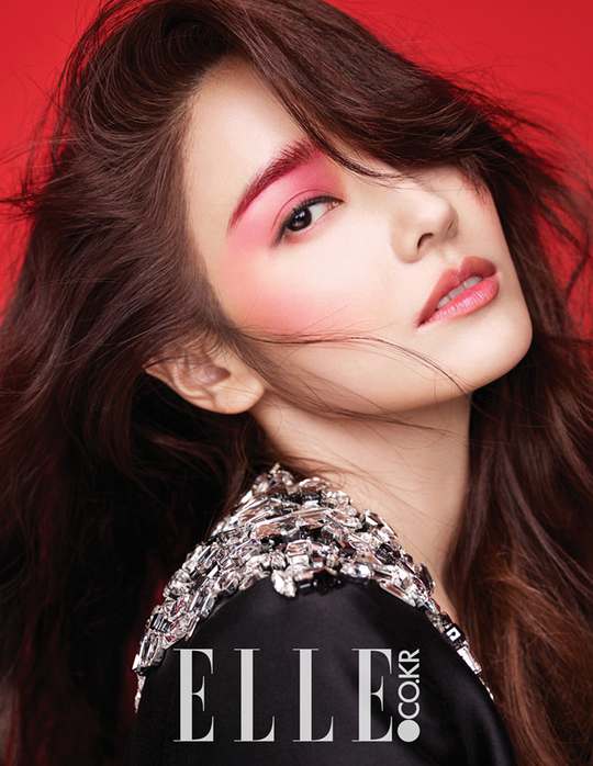 韩彩英彩妆写真展独特魅力 自曝用凡士林涂眼周【组图】