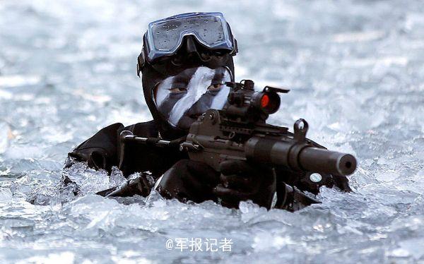 狙击刺杀！韩国特种兵冰雪中训练造型酷【组图】