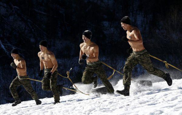 狙击刺杀！韩国特种兵冰雪中训练造型酷【组图】
