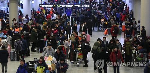 数万旅客滞留机场。（图片来源：韩联社）