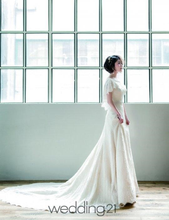 韩国演员朴敏智变身新娘拍写真 穿婚纱美艳动
