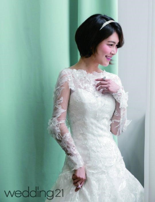 韩国演员朴敏智变身新娘拍写真 穿婚纱美艳动