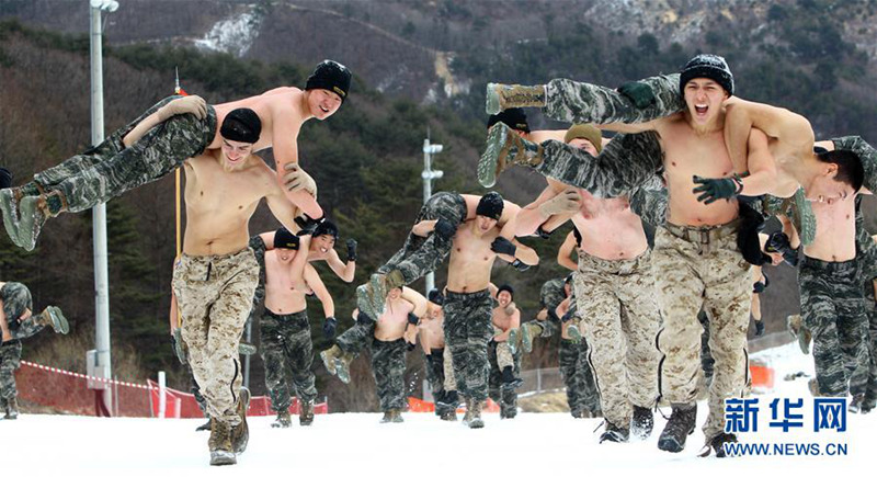 韩美两军雪地联合训练 极寒中赤膊“秀肌肉”【组图】