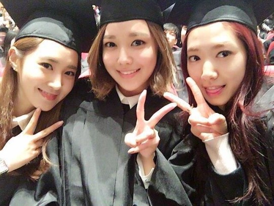 朴信惠出席大学毕业典礼 少女时代秀英Yuri秀美腿【组图】