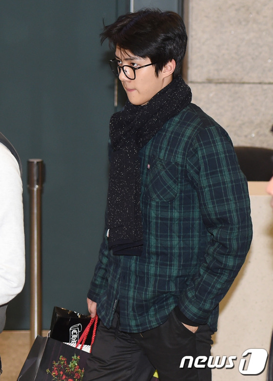 EXO返韩现身机场 世勋男友风装扮超吸睛【组图】