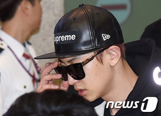 EXO返韩现身机场 世勋男友风装扮超吸睛【组图】