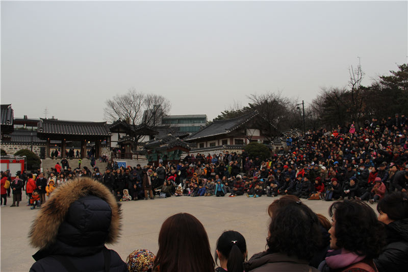 大批观看演出的韩国民众和游客