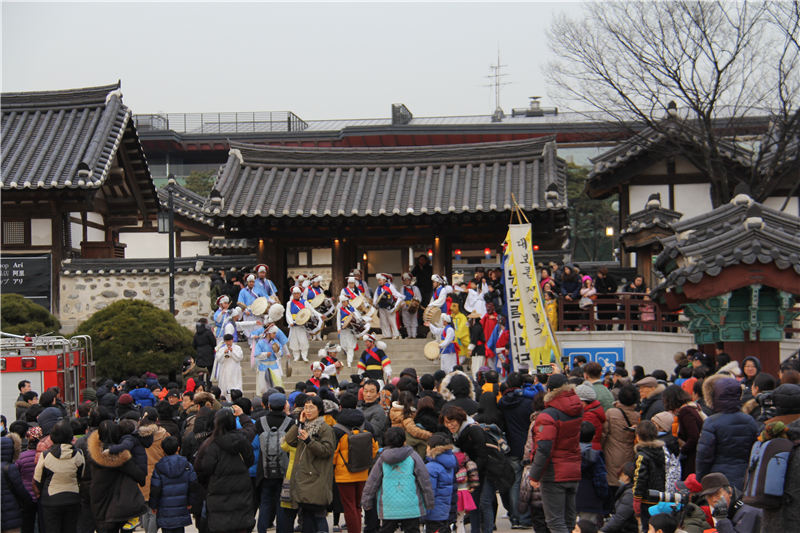 韩国举办各种民俗活动“闹元宵”