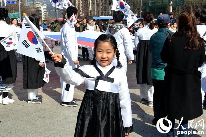 韩国民众高举太极旗迎接“三一节”到来【组图】