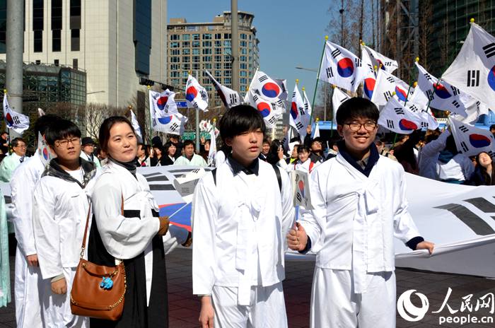 韩国民众高举太极旗迎接“三一节”到来【组图】