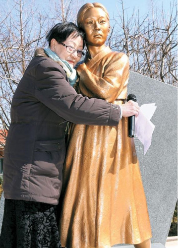 当地时间1日，釜山“和平少女像”揭幕仪式在釜山学生教育文化会馆广场举办。