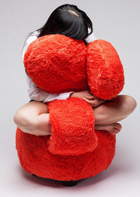 韩国设计师制作“拥抱沙发” 治愈独处孤单【组图】