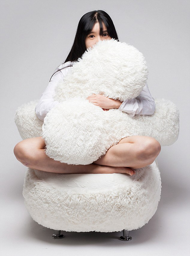 韩国设计师制作“拥抱沙发” 治愈独处孤单【组图】