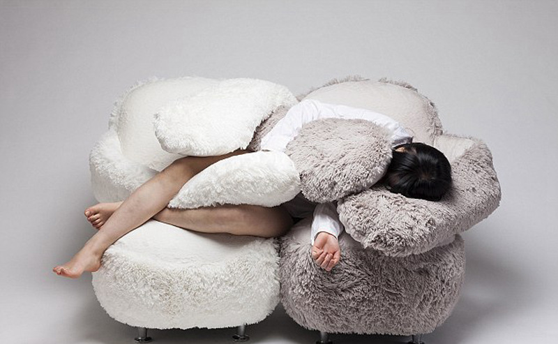 韩国设计师李恩景设计了一款“拥抱沙发”，让独处的人也能感受拥抱的温暖。（网页截图）