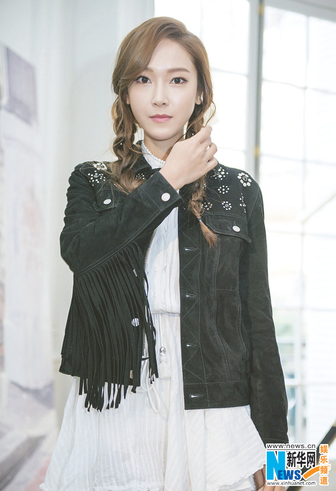 韩星Jessica巴黎看秀 混搭潮装超吸睛【组图】