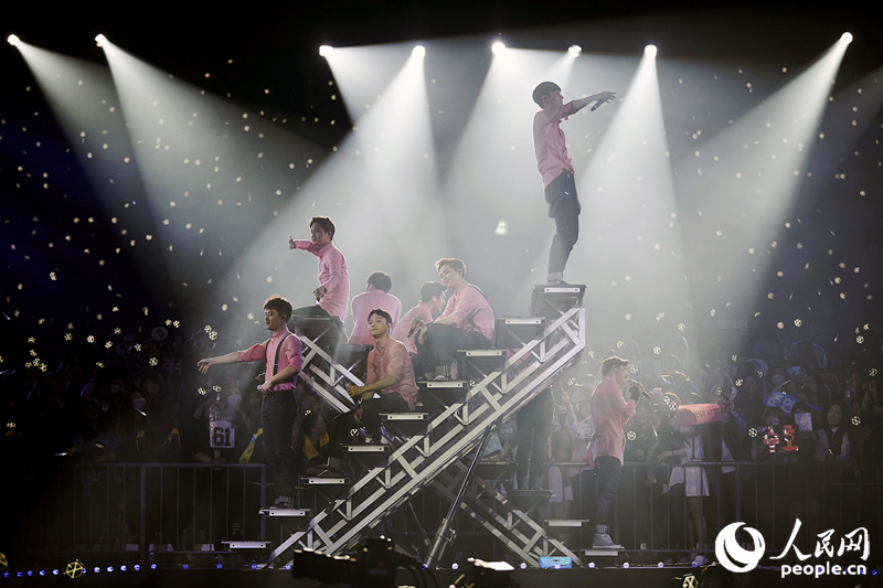 EXO二巡安可演唱会首尔落幕 KAI拄拐杖登台【高清组图】