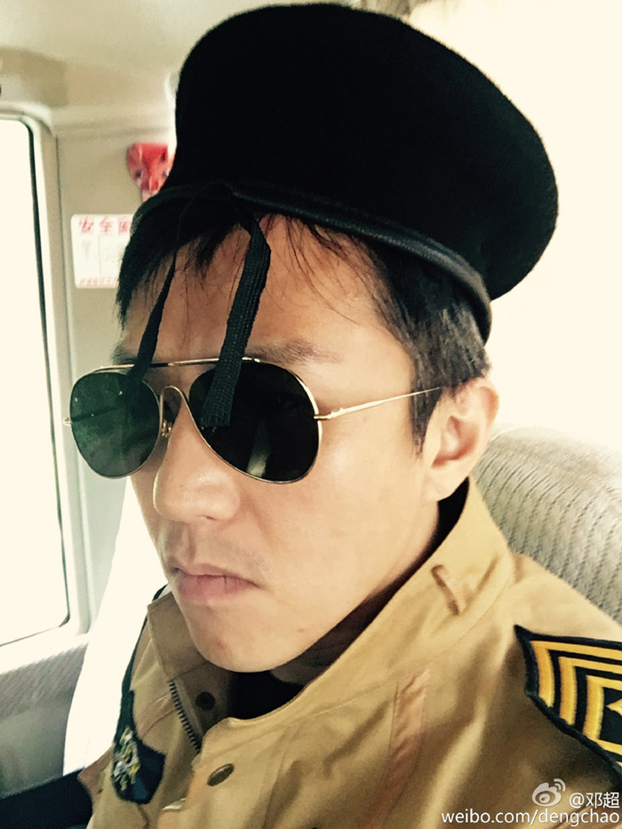 鹿晗邓超王源晒《太阳的后裔》军装照 跑男团集体化身“宋仲基大尉”【组图】