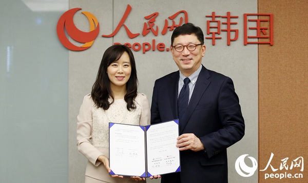 人民网韩国公司总经理周玉波（左）与韩国海外文化弘报院院长朴荣国（右）签署了合作协议。